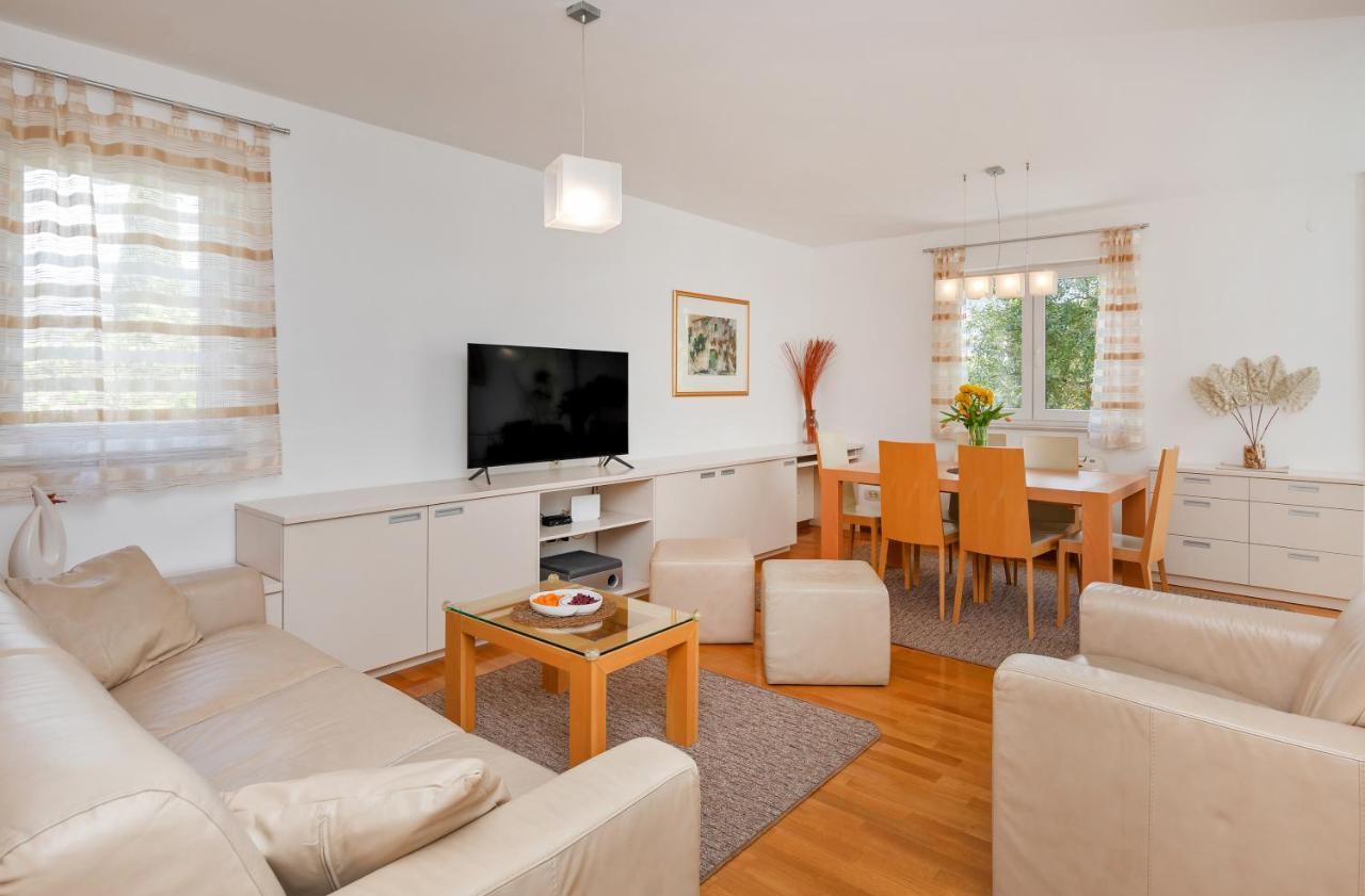 Comfortable Apartment Laura Lapad With Garage Дубровник Екстериор снимка