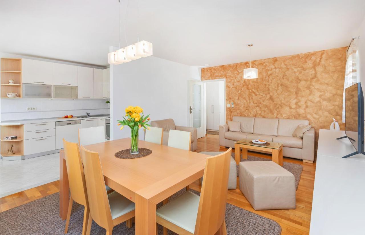 Comfortable Apartment Laura Lapad With Garage Дубровник Екстериор снимка