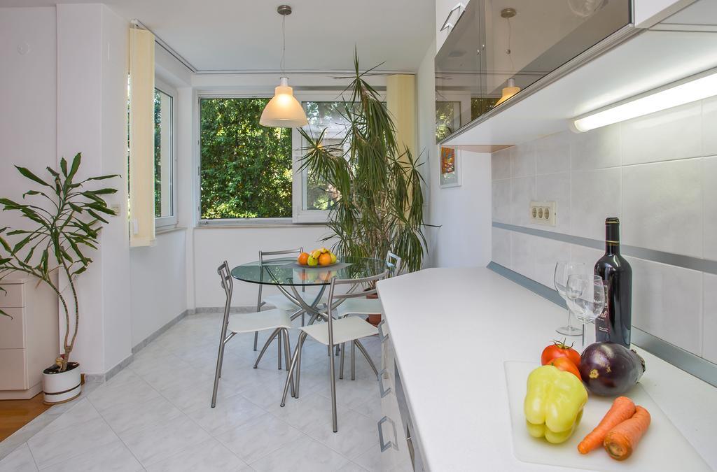 Comfortable Apartment Laura Lapad With Garage Дубровник Екстериор снимка